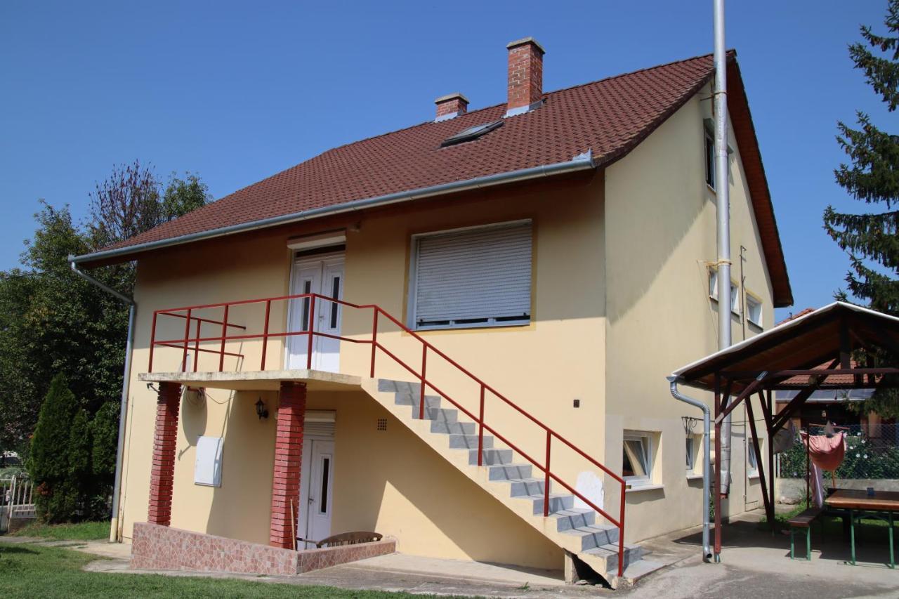 Grosses Ferienhaus Plattensee Balaton - Nyaralo Haz 6 Szobaval, 5 Fuerdoszobaval, 3000 Nm Apartment Szolad Exterior photo