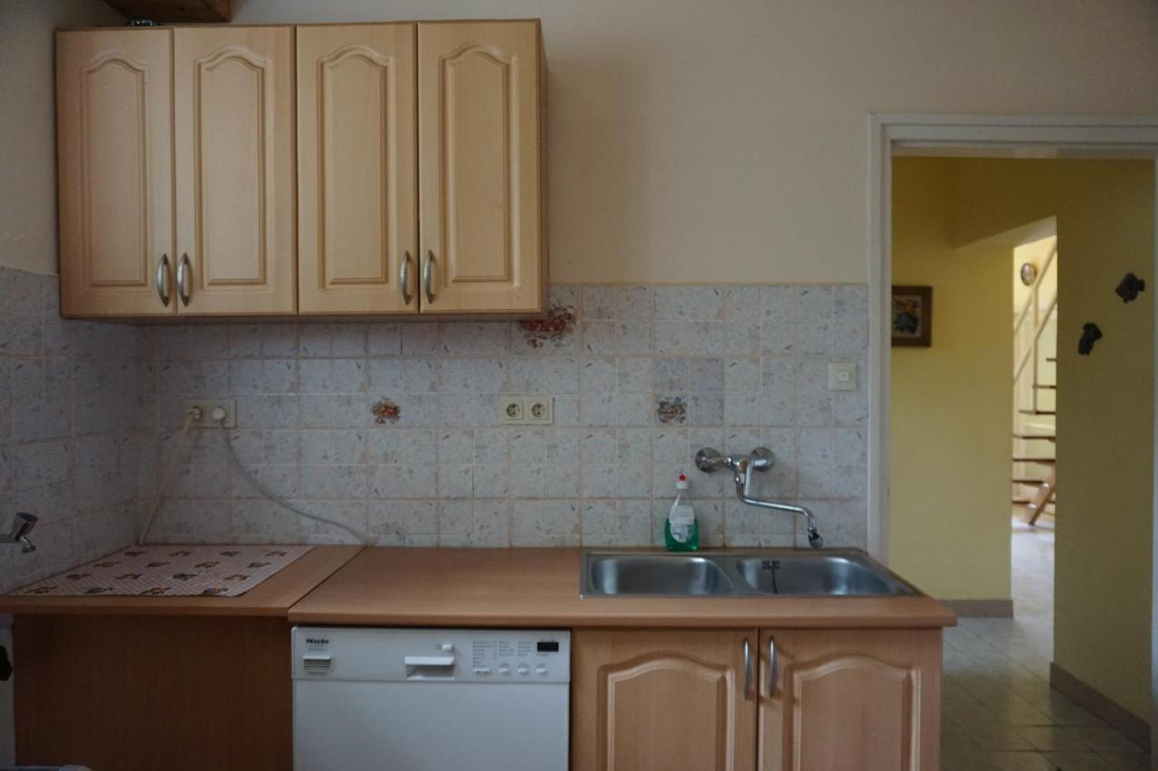 Grosses Ferienhaus Plattensee Balaton - Nyaralo Haz 6 Szobaval, 5 Fuerdoszobaval, 3000 Nm Apartment Szolad Exterior photo